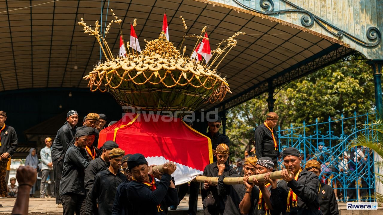 Abdi dalem membawa gunungan Grebeg Besar Karaton Surakarta Hadiningrat saat prosesi tradisi sakral Iduladha di Solo